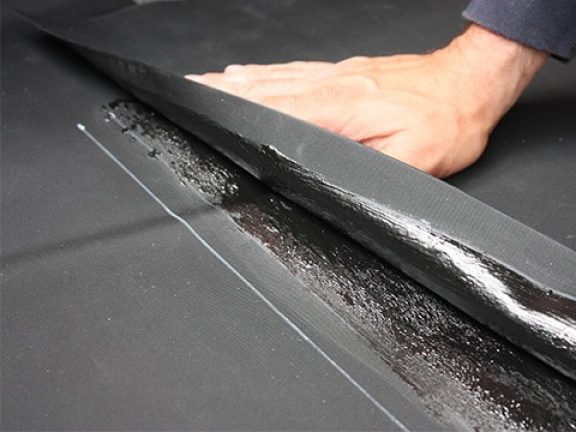 La membrane EPDM est posée en laissant un chevauchement