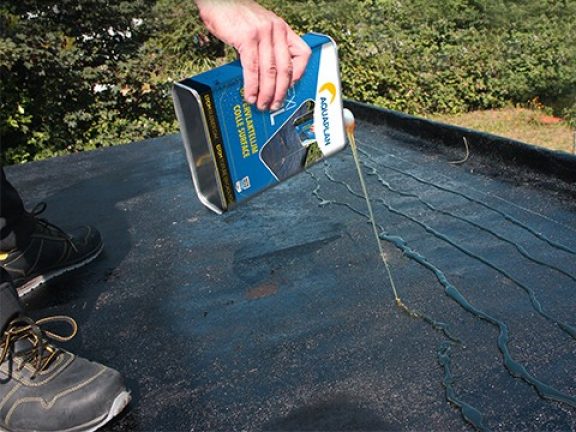 De la colle EPDM est appliquée sur le toiture