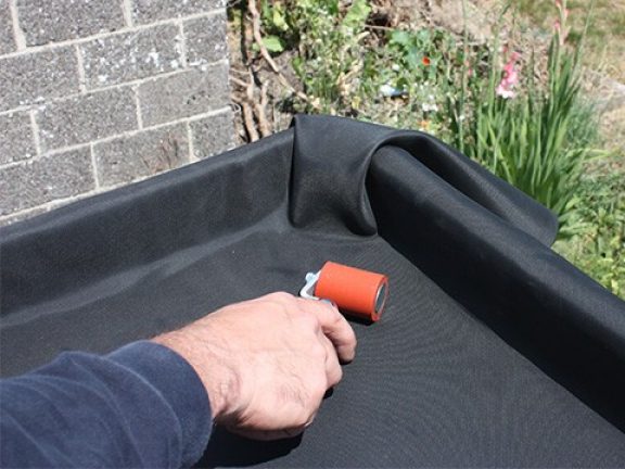 Feuille d'EPDM plissée dans les angles du toiture