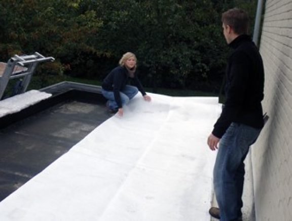 Pose d'une membrane anti-racines sur une toiture plat