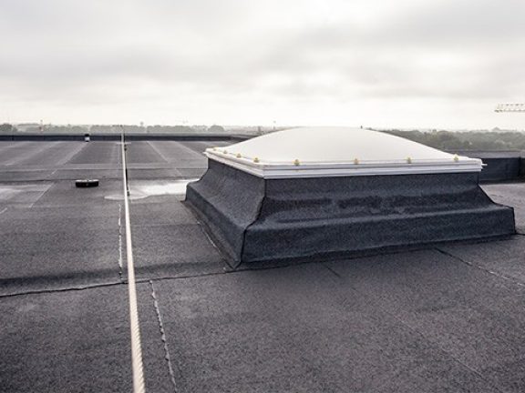 Toit plat bien entretenu avec une lucarne
