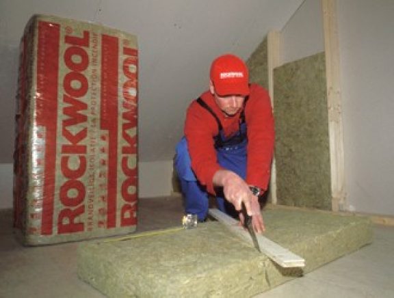 Découpe d'un panneau de construction à la longueur souhaitée