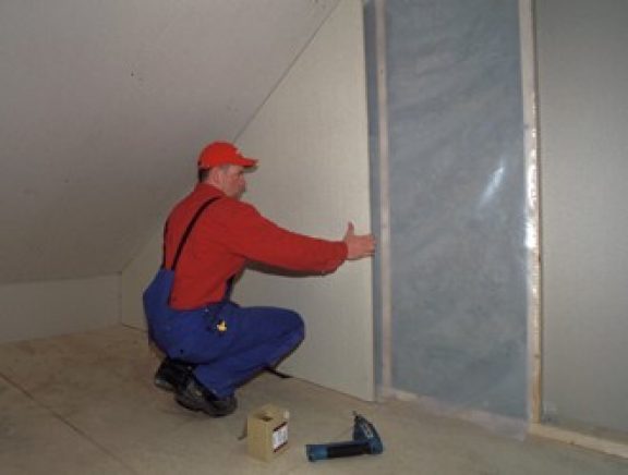 Finition d'une contre-cloison avec des plaques de plâtre