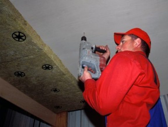 Percer 5 trous dans le plafond de la cave
