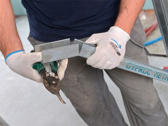 Couper le profilé horizontal supérieur