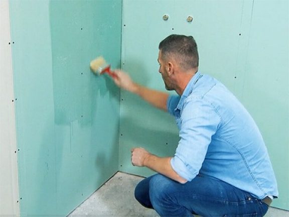 Appliquer une couche d'apprêt universel à pénétration profonde