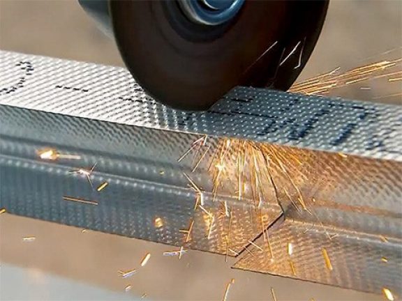 Découpe sur mesure de profilés métalliques pour cloisons