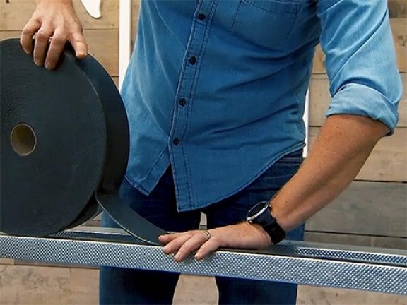 Pose de ruban acoustique sur des profilés métalliques