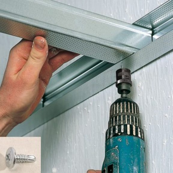 Verticale profielen bevestigen met tekschroeven