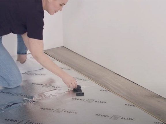 Poser le stratifié clipsable sur la sous-couche