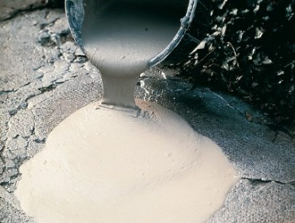 Verser le produit de ragréage sur le support