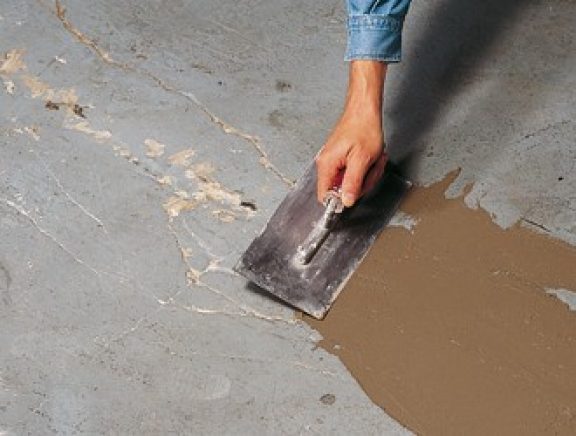 Reboucher les zones endommagées avec un mortier de rénovation à prise rapide.