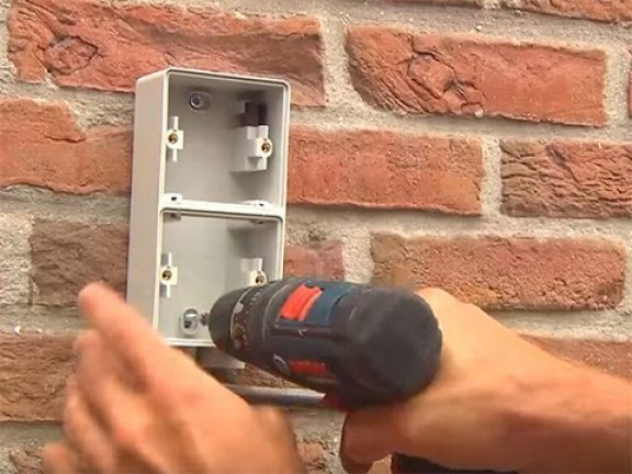 Contactdoos bevestigen aan buitenmuur