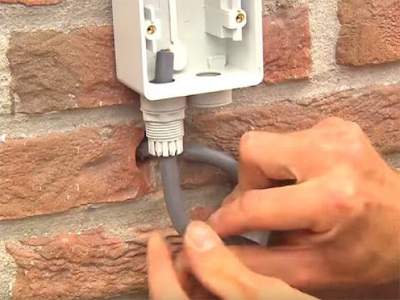 Faire passer le câble électrique vers l’extérieur