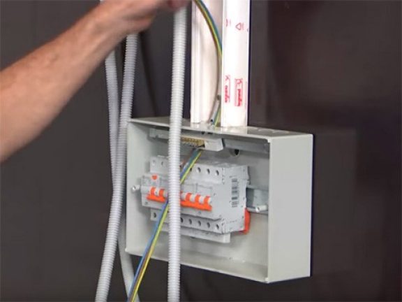 Acheminer les conduits vers le tableau électrique