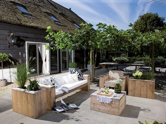 Salon de jardin en bois d’échafaudage