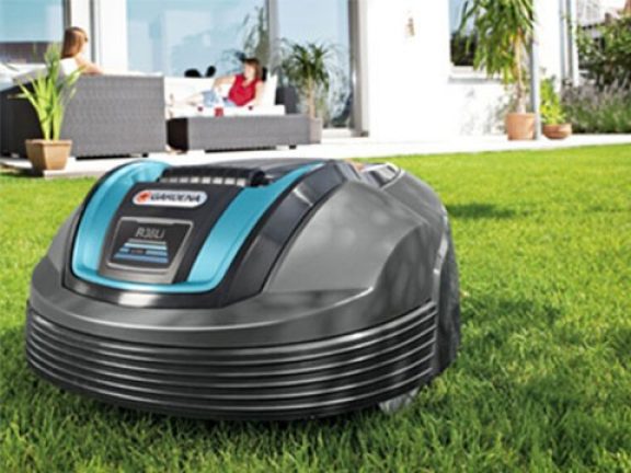 Un robot tondeuse dans le jardin