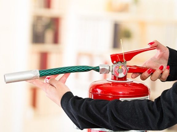 Brandblusser gebruiken bij een brandje