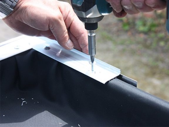 Dakrandprofielen worden gemonteerd met schroeven