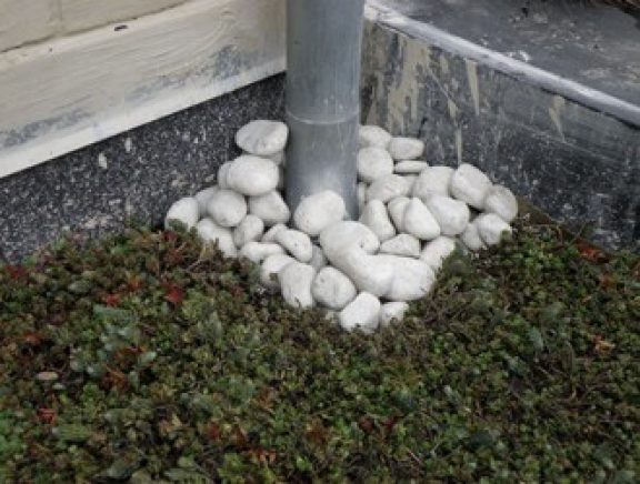 Grindstrook rond schoorsteen