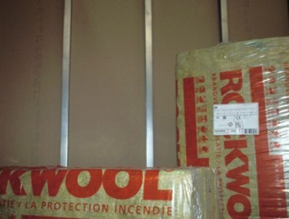 Wand met metalen profielen
