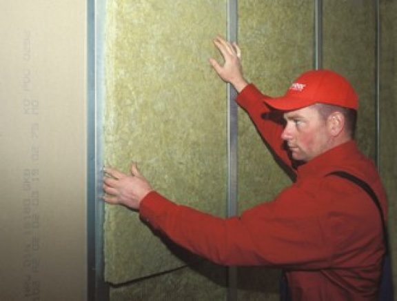 Bouwplaat bevestigen tussen metalen profielen