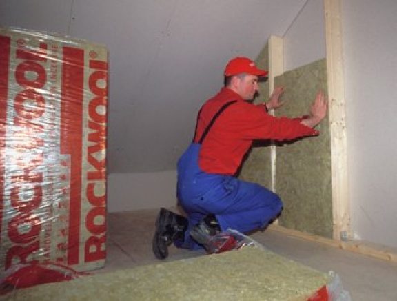 Bouwplaat plaatsen tussen houten raamwerk