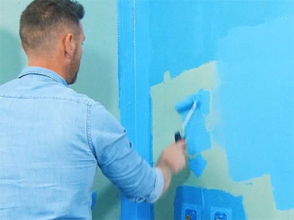 Eerste laag afdichtemulsie aanbrengen aan de muur