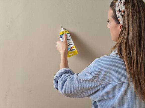 Kleine gaten (vanaf 2 tot 20 mm) met Polyfilla