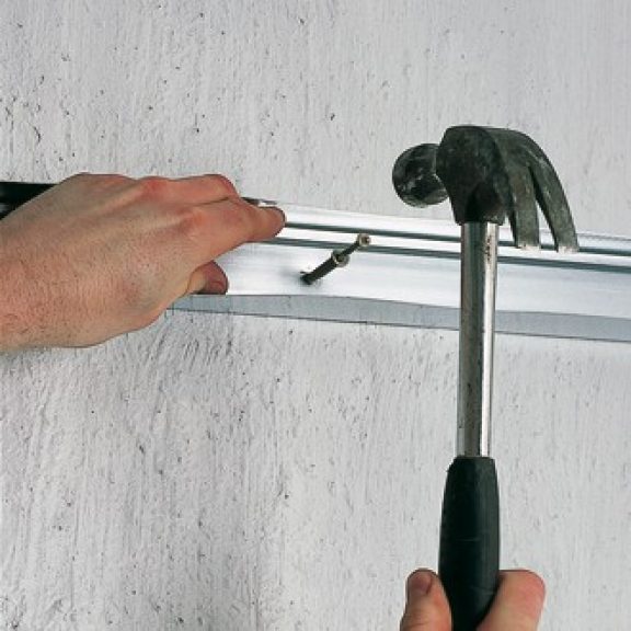 Metalen profielen bevestigen met spijkerpluggen