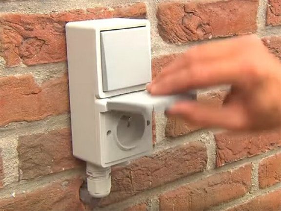 Monteer de afdekplaatjes