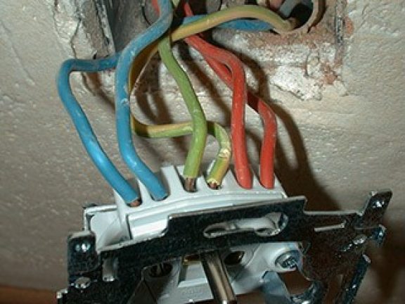 Aftakken van het bestaande stopcontact