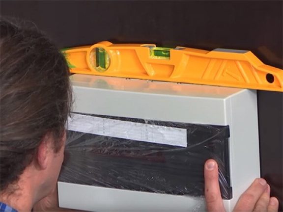  Zekeringkast bevestiging aan de muur