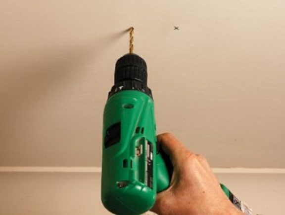 Gaten boren in het plafond met boormachine