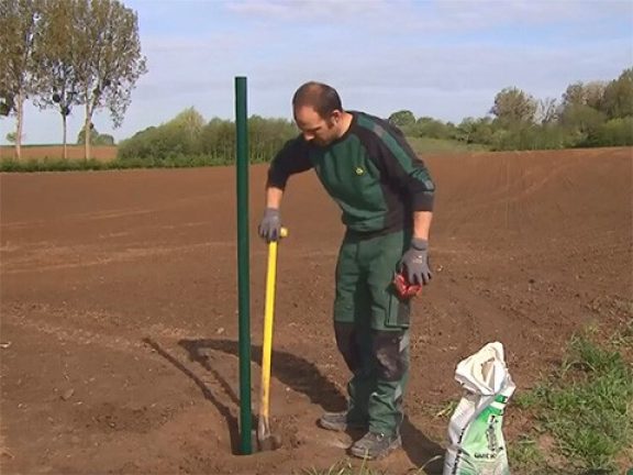 Plaats de begin- en eindpaal in de grond