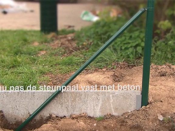 Steunpalen bevestigen aan de verticale palen