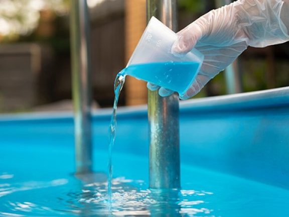 Dépôt de calcaire dans la piscine