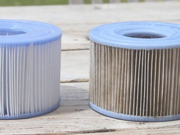 Pompe de filtration de piscine encrassée