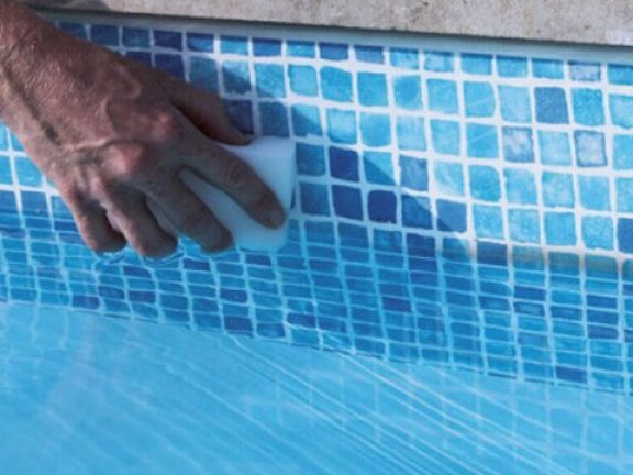 Ligne d’eau encrassée de la piscine