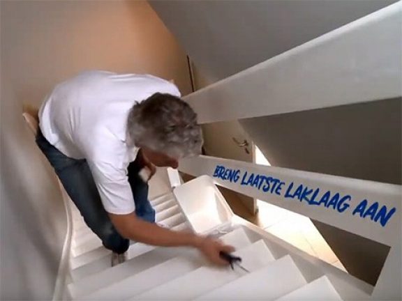 Breng laatste laklaag aan